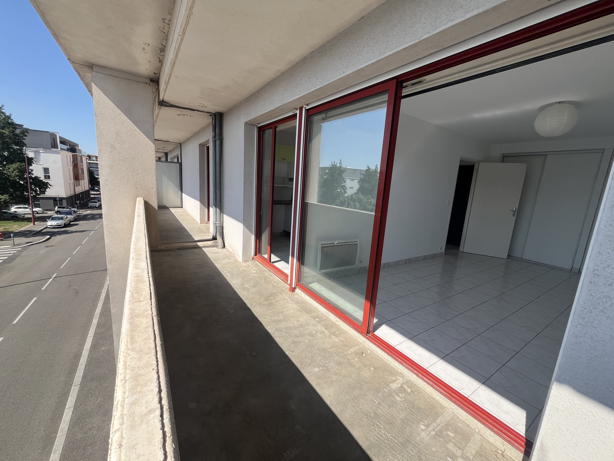 T2 avec balcon et garage   Centre de Bourran