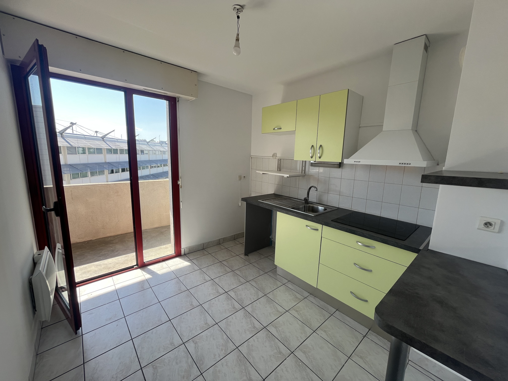 T2 avec balcon et garage   Centre de Bourran