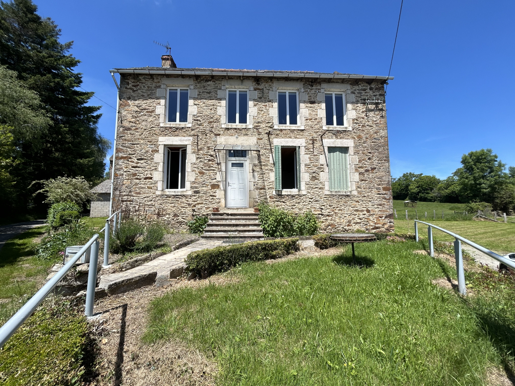 RIEUPEYROUX / BARAQUEVILLE : Maison T6/7