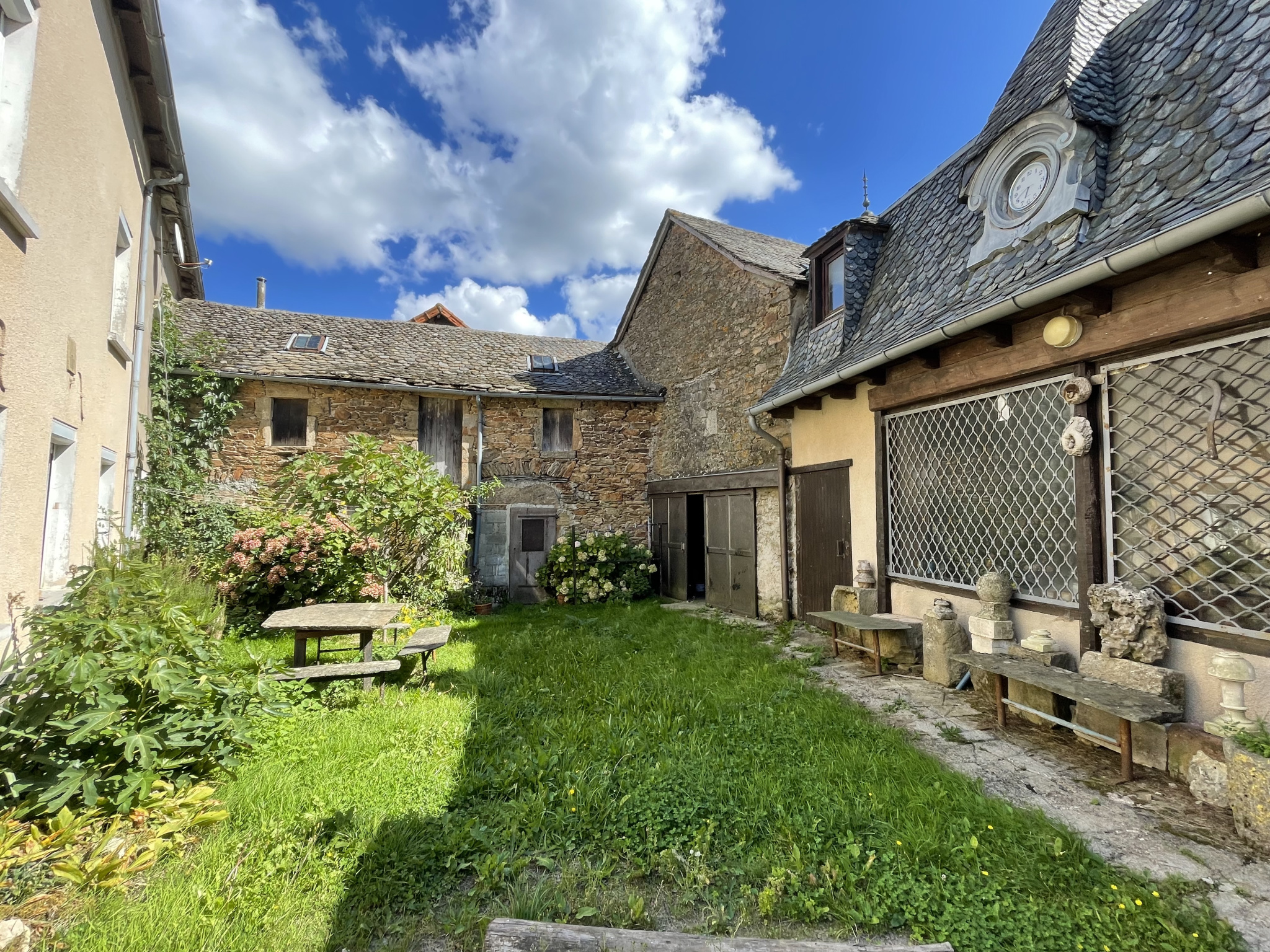 ENTRE BARAQUEVILLE ET LA PRIMAUBE : Ensemble immobilier