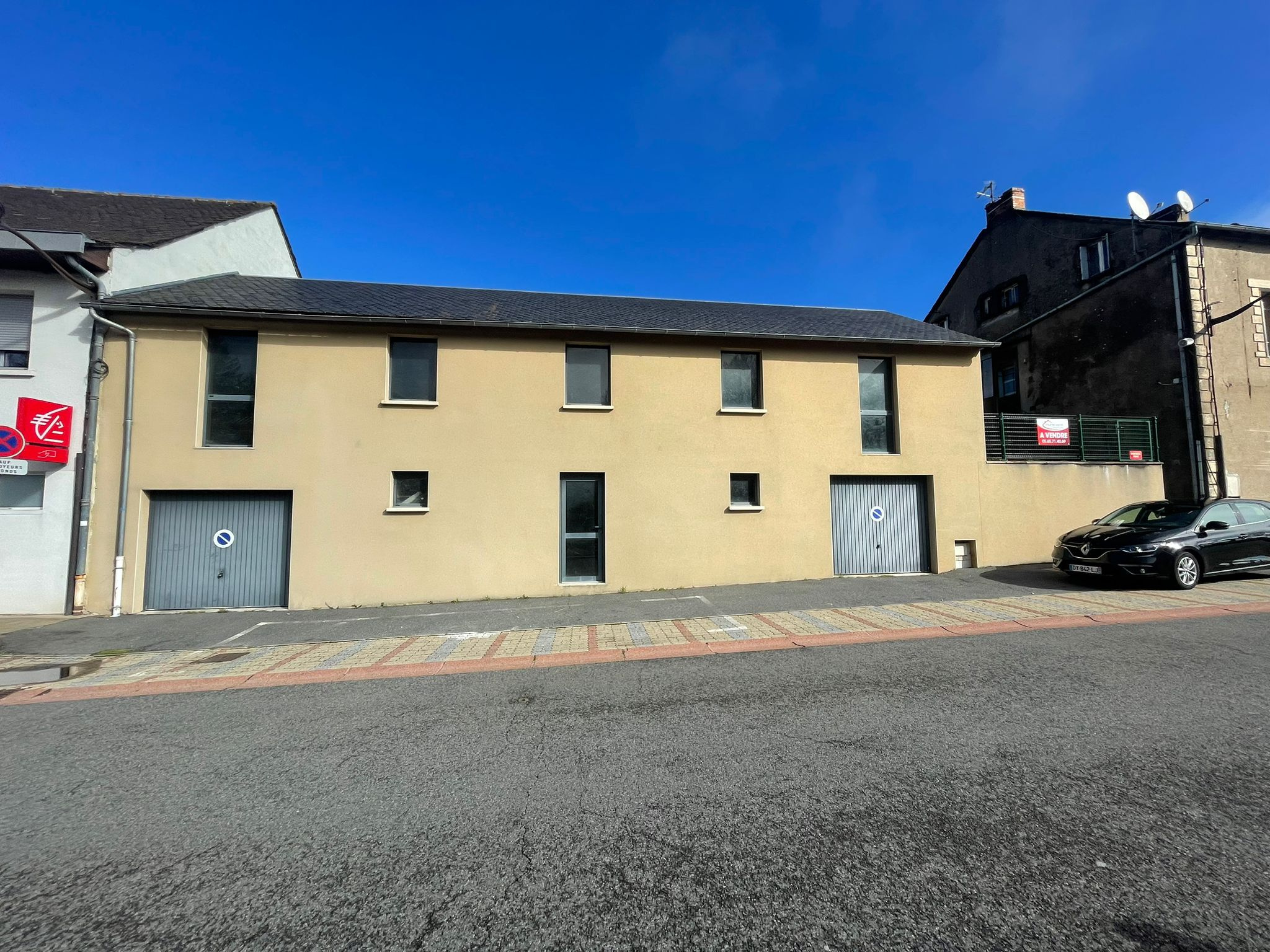 RIEUPEYROUX / bâtiment de 200m2