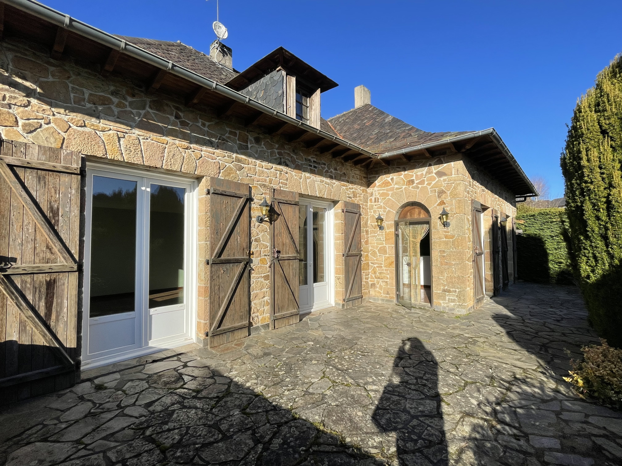 RIEUPEYROUX : TYPE 5 A L'ETAGE D'UNE MAISON