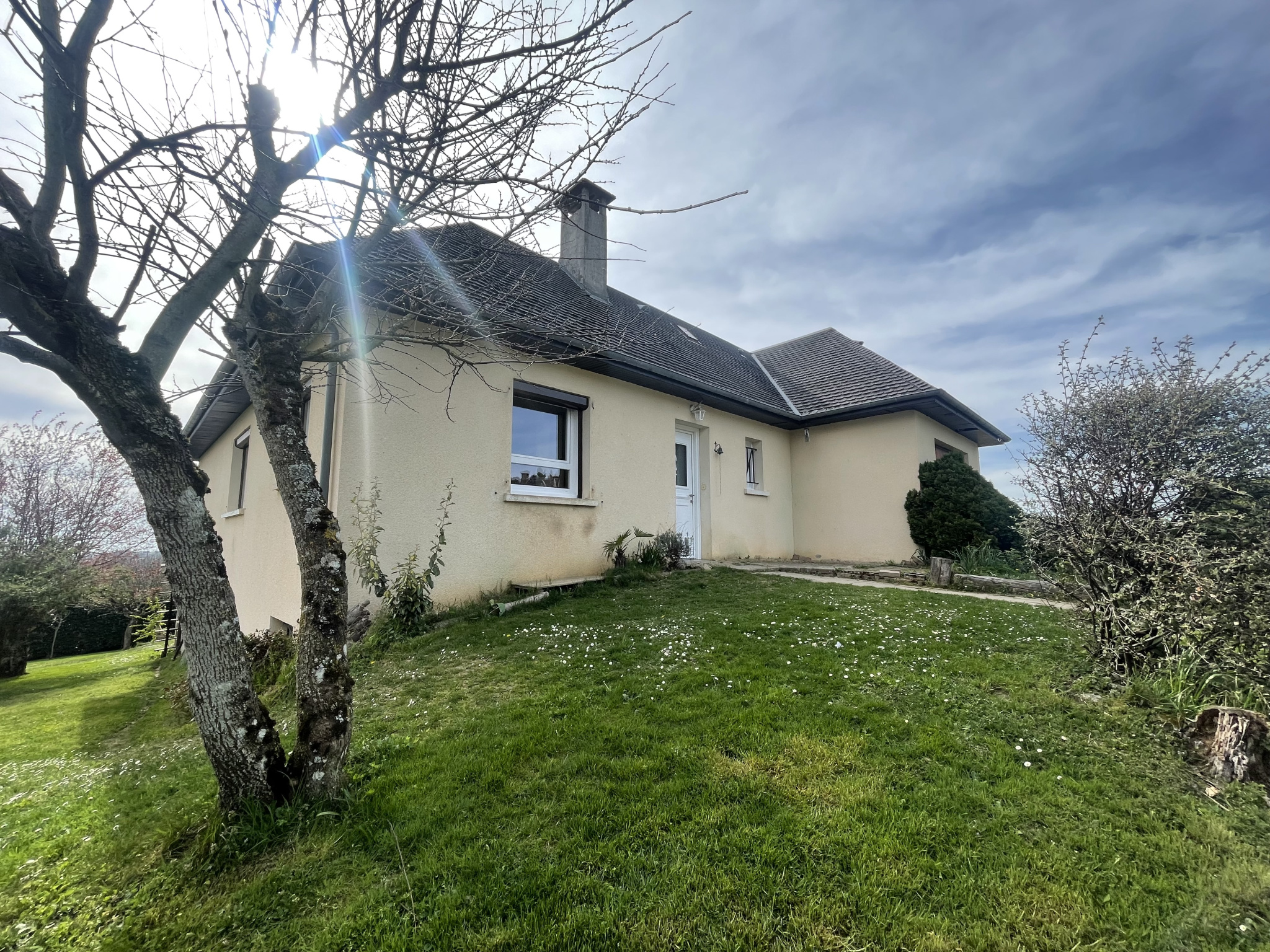 BARAQUEVILLE / Beau pavillon de type 5 sur sous-sol complet