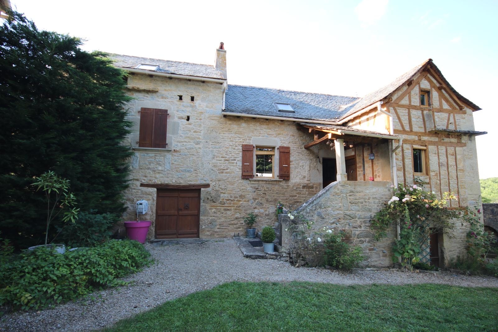 VILLEFRANCHE DE ROUERGUE :  Corps de ferme rénové